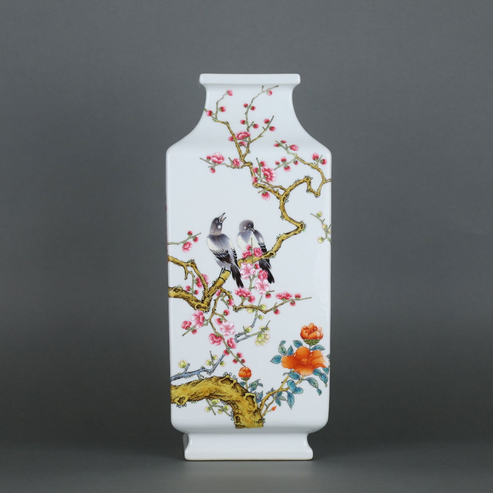 A Exquisite Famille-Rose Flower and Bird Pattern Vase: A Exquisite Famille-Rose Flower and Bird Pattern Vase,Qing Dynasty, China,Qianlong Six-character Mark,Size:11.9inx5in 