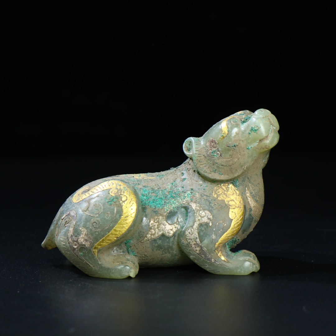 A Exquisiten Hotan Jade Bear Ornament: A Exquisiten Hotan Jade Bear Ornament,Han Dynasty, China 和田玉熊摆件,中国汉代