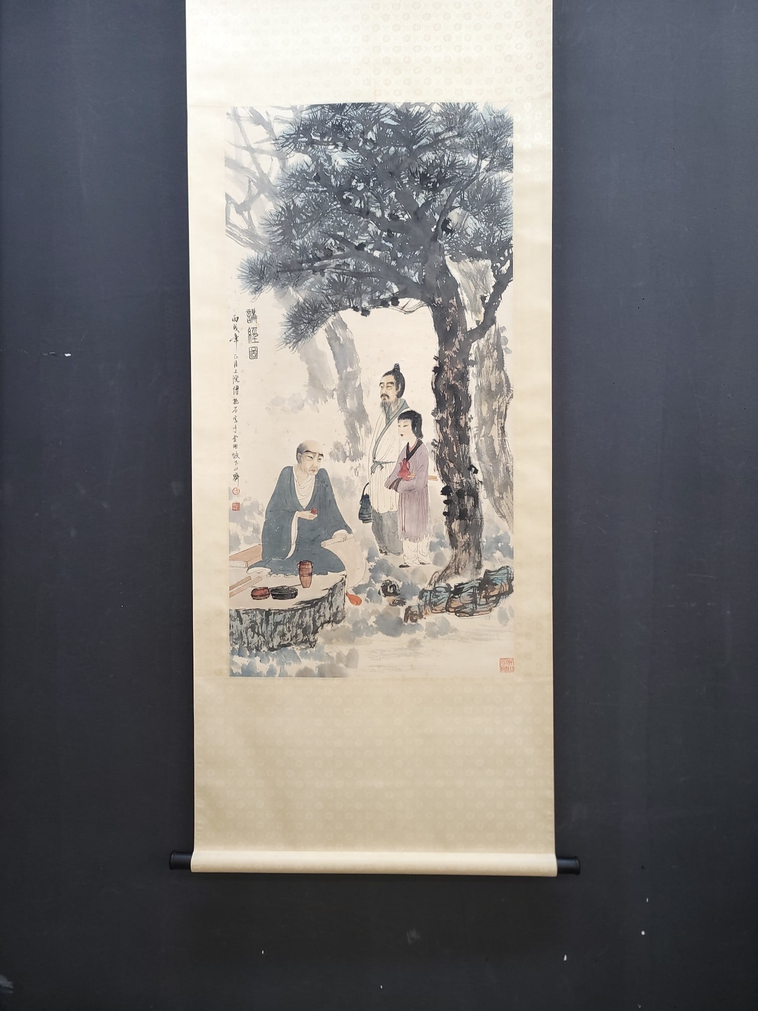 A Chinese Vertical Scroll Ink Painting of Figures on Paper: A Chinese Vertical Scroll Ink Painting of Figures on Paper,Modern Time of China,Fu Baoshi,without frame size:23.2inx46.1in 