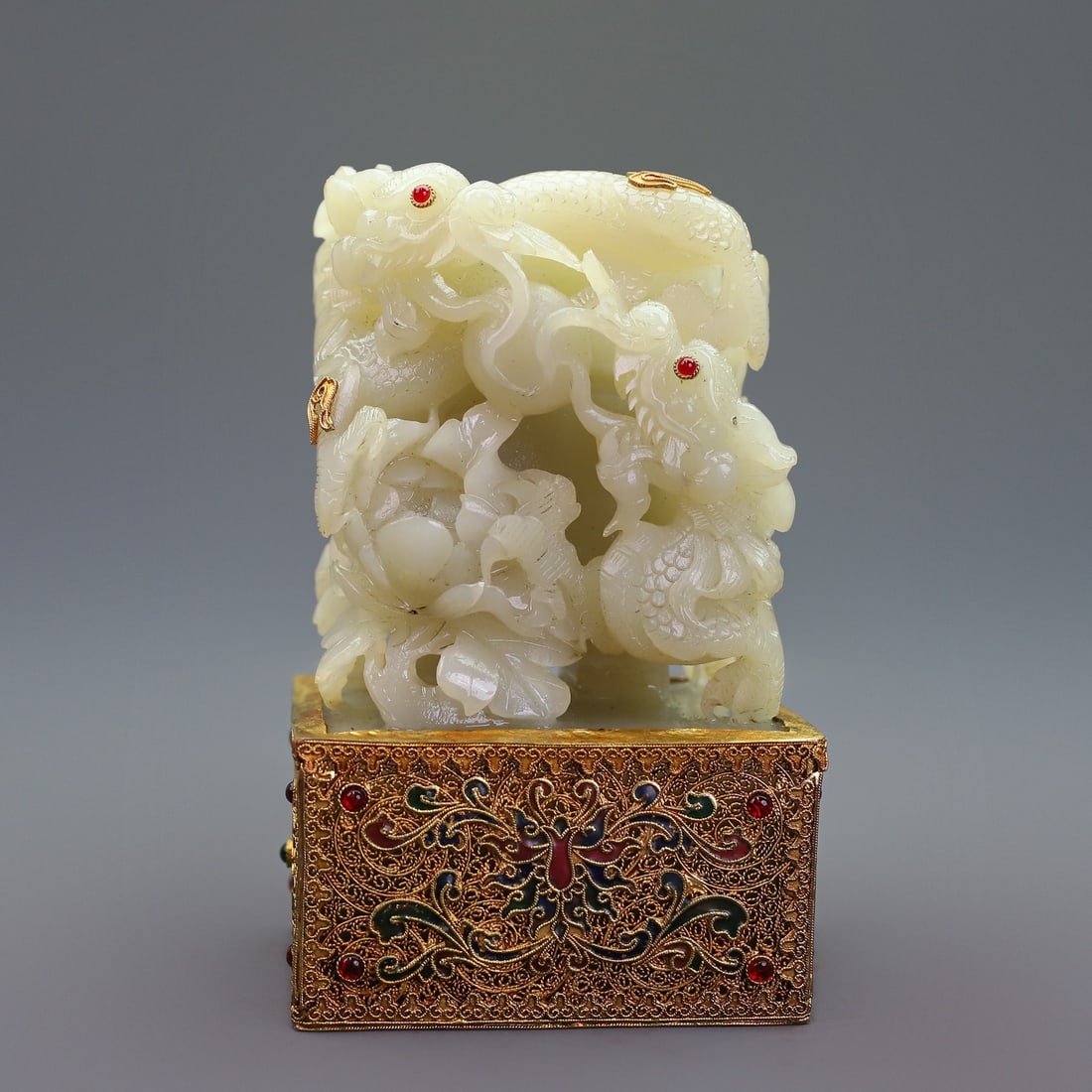 A Exquisite Hetian Jade Dragon Seal: A Exquisite Hetian Jade Dragon Seal,Qing Dynasty, China,Size:5.9inx3.4inx13inx10.2inx6.3in,Weight:4280g 和田玉龙印章,中国清代