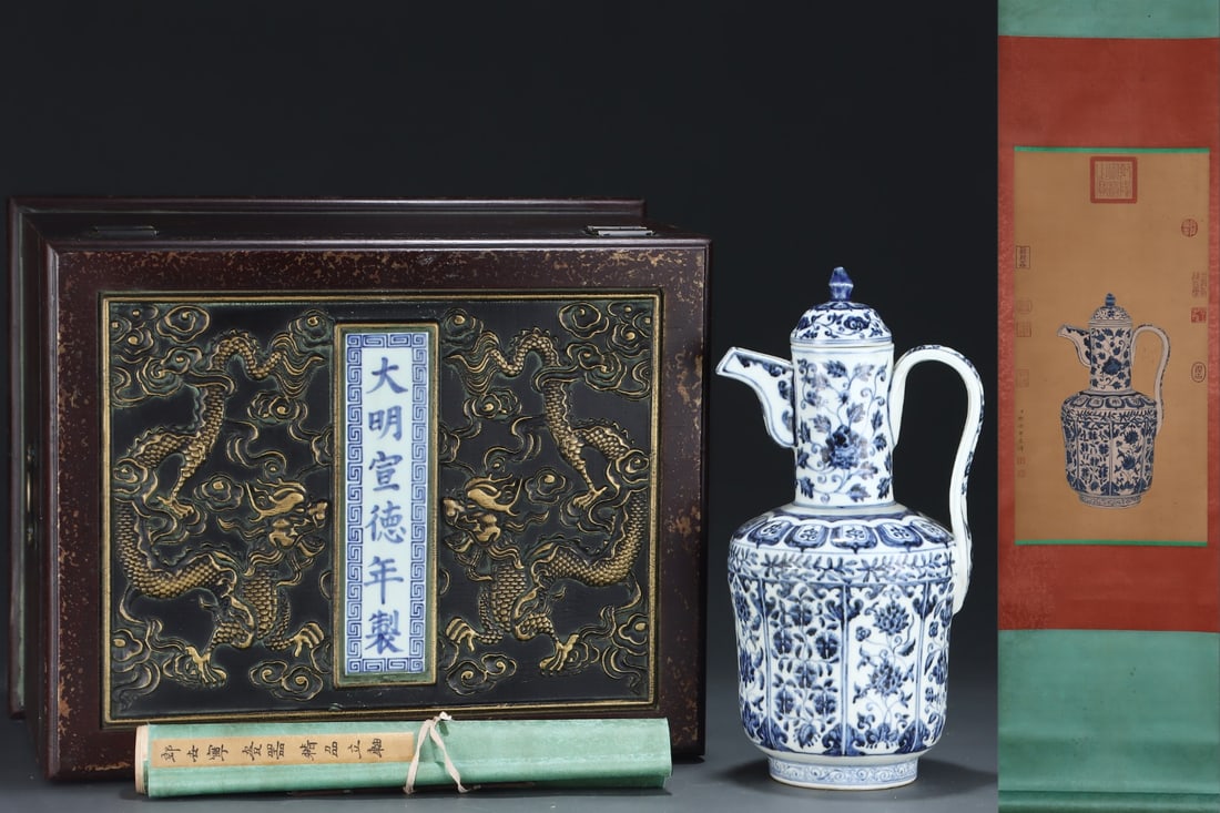 A Exquisite Blue and White Flower Pattern Ewer: A Exquisite Blue and White Flower Pattern Ewer,Yuan Dynasty, China,Size:15.2inx7.5in 青花花卉纹壶,中国元代