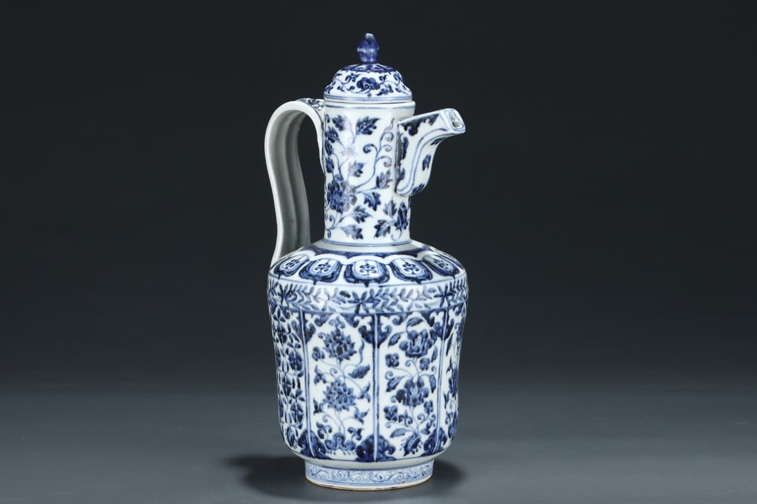 A Exquisite Blue and White Flower Pattern Ewer - 3