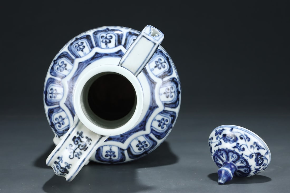 A Exquisite Blue and White Flower Pattern Ewer - 4