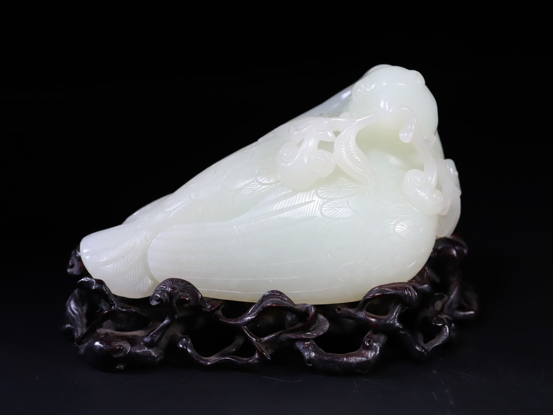 A Exquisite Hotan Jade Bird Ornament: A Exquisite Hotan Jade Bird Ornament,Qing Dynasty, China,Size:4.4inx3.3inx2.7in,Weight:573.7g 和田玉鸟摆件,中国清代
