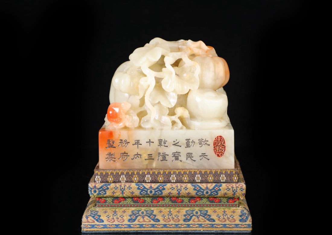 A Exquisite Shoushan Stone fruits and melons Ornament: A Exquisite Shoushan Stone fruits and melons Ornament,Qing Dynasty, China,With Mark,Size:9.5x10x3.9in,Weight:1686g 