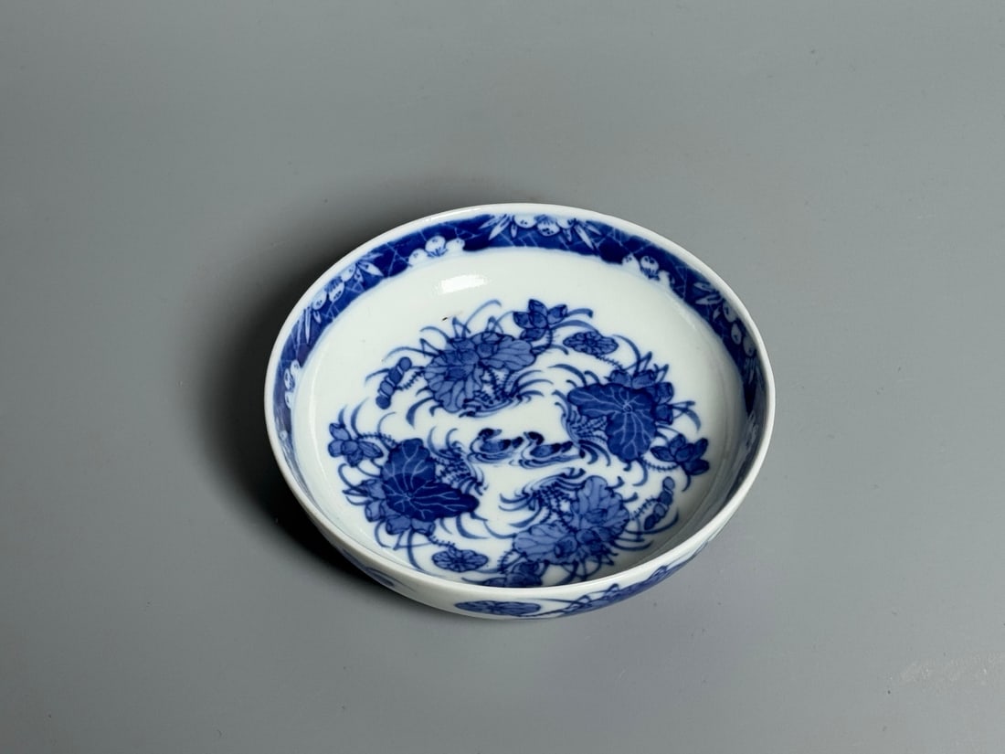 A Exquisite Blue and White Crab Pattern Bowl: A Exquisite Blue and White Crab Pattern Bowl,Qing Dynasty, China,With Mark,Size:4.4in 青花螃蟹纹碗,中国清代,带款