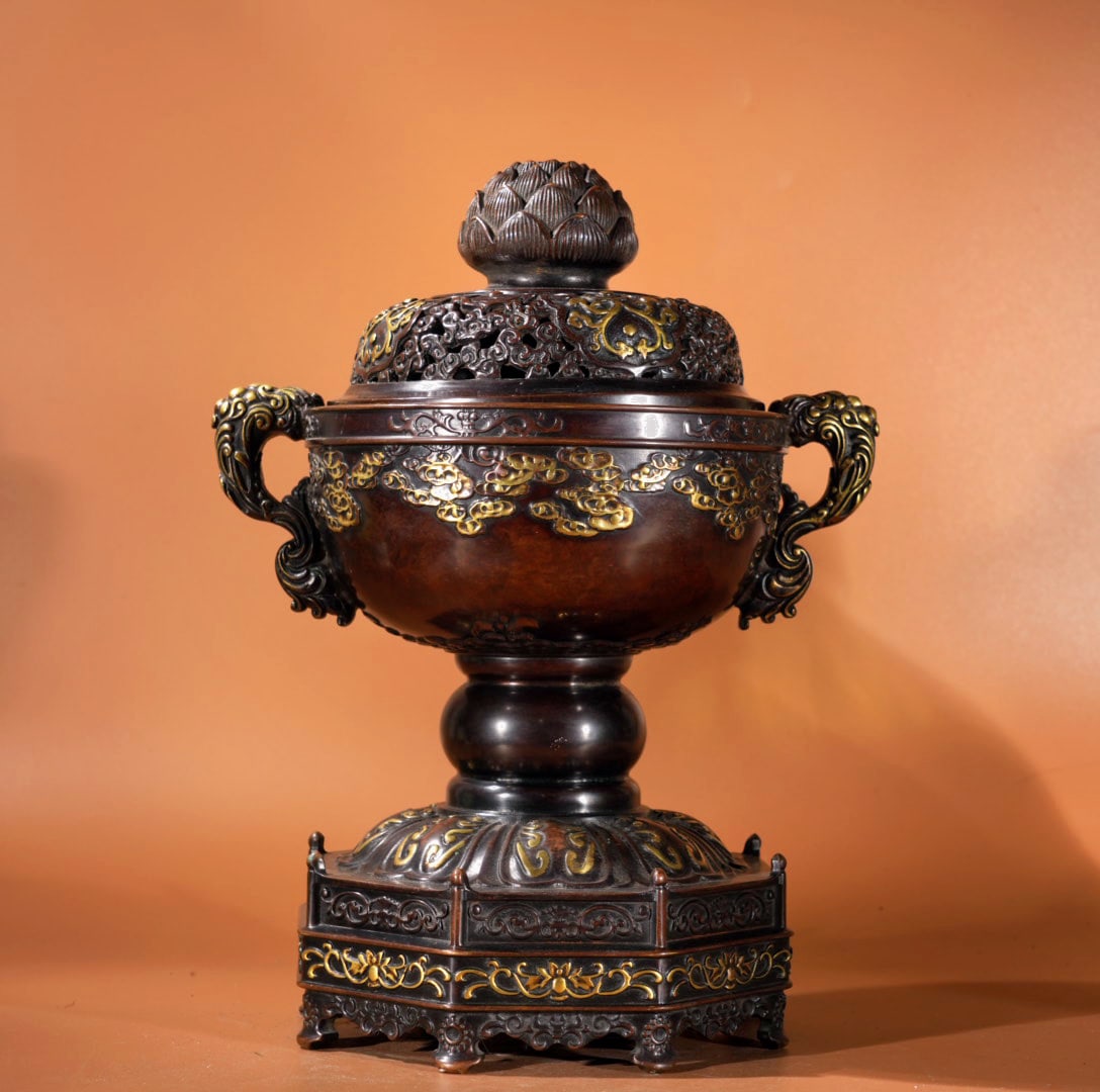 A Exquisite Gilt Bronze Double-Ears Censer: A Exquisite Gilt Bronze Double-Ears Censer,Ming Dynasty, China,Xuande Six-character Mark,Size:11.2inx6.1in,Weight:5540g 