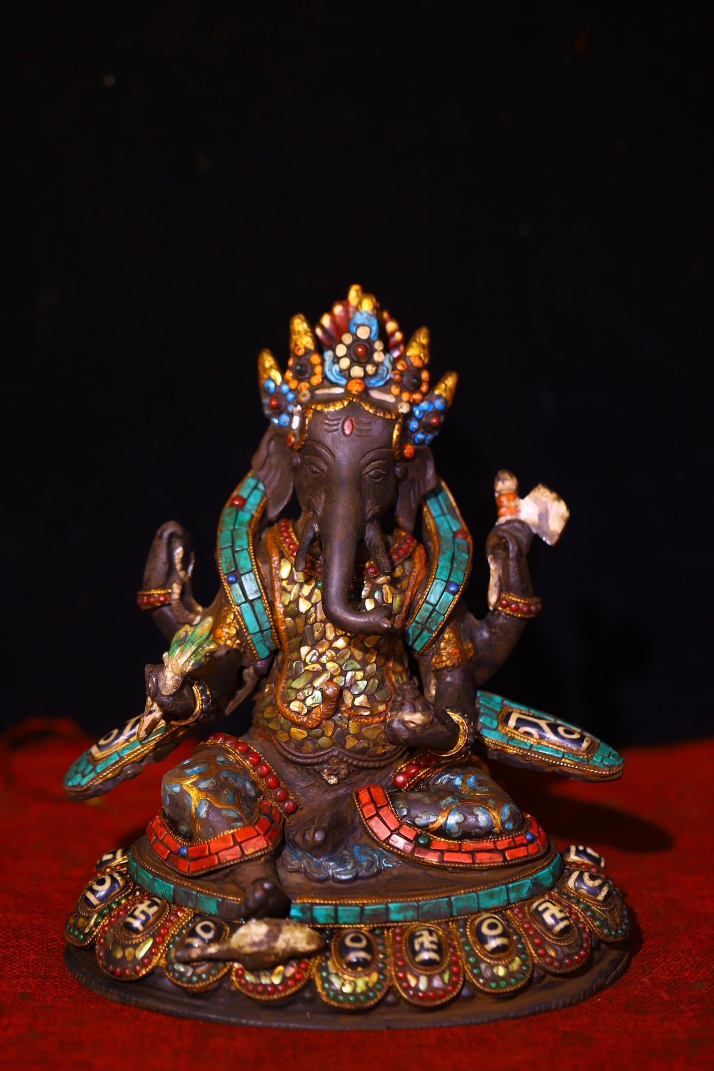 A Exquisite Bronze Gem-Inlaid Elephant-Shaped Ornament: A Exquisite Bronze Gem-Inlaid Elephant-Shaped Ornament,Qing Dynasty, China,Size:7.9inx7.1in,Weight:3100g 