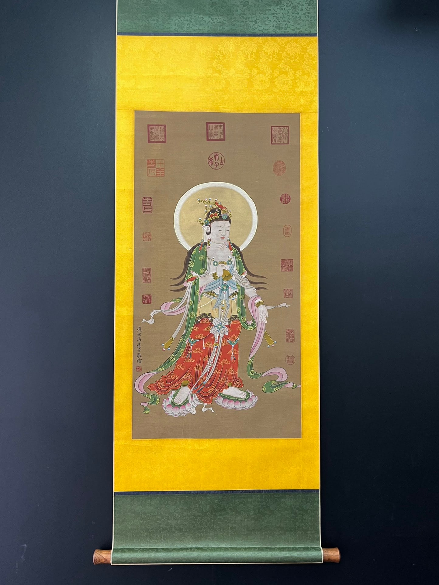 A Chinese Vertical Scroll Ink Painting of Avalokitesvara on Silk (1 of 9)
