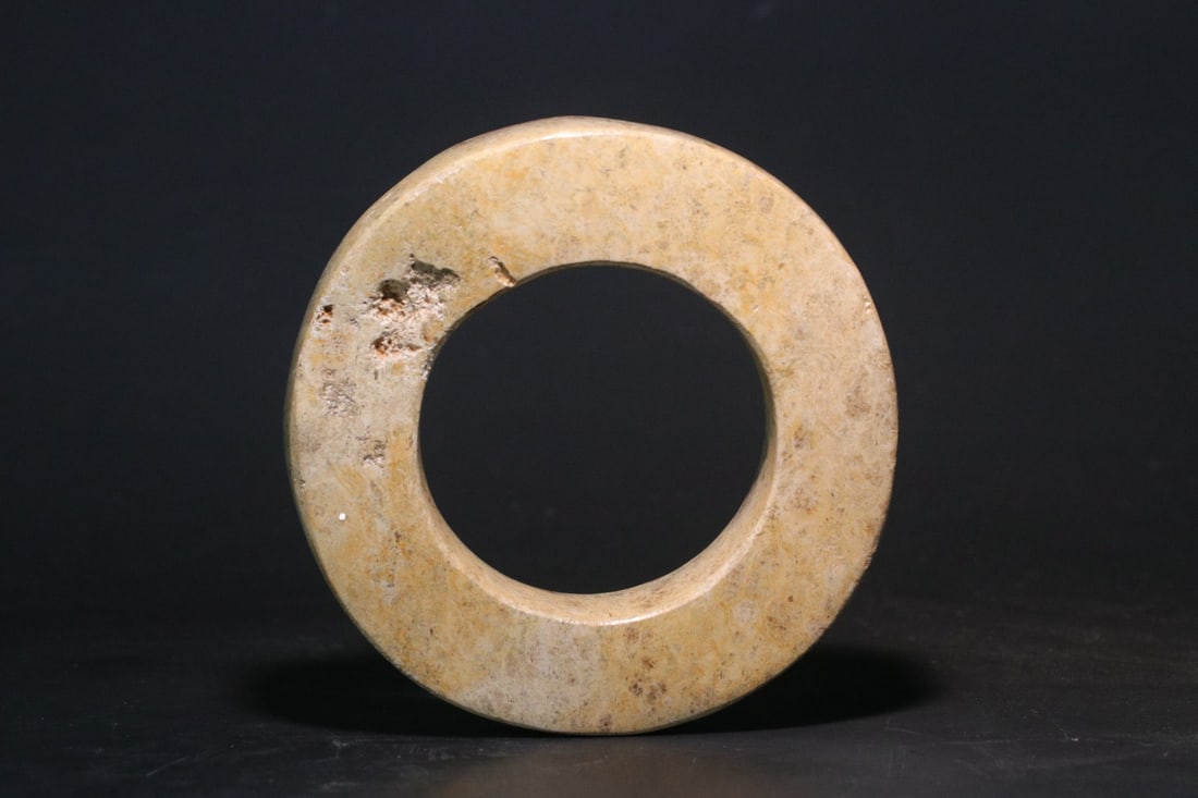 A Exquisite Gaogu Jade Ring (1 of 9)