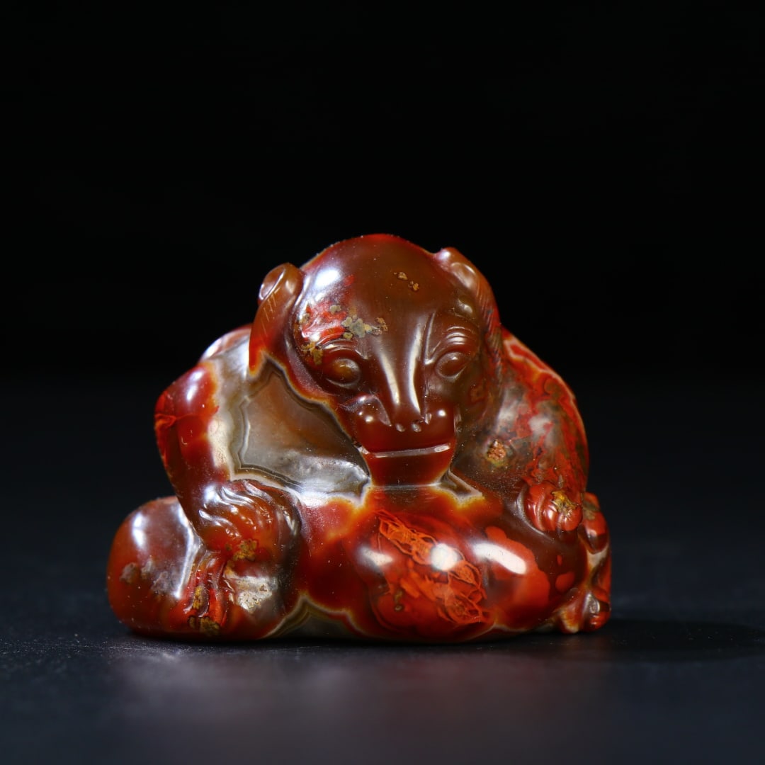 A Exquisiten Agate Bear Ornament: A Exquisiten Agate Bear Ornament,Ancient Time, China 玛瑙熊摆件,远古时期