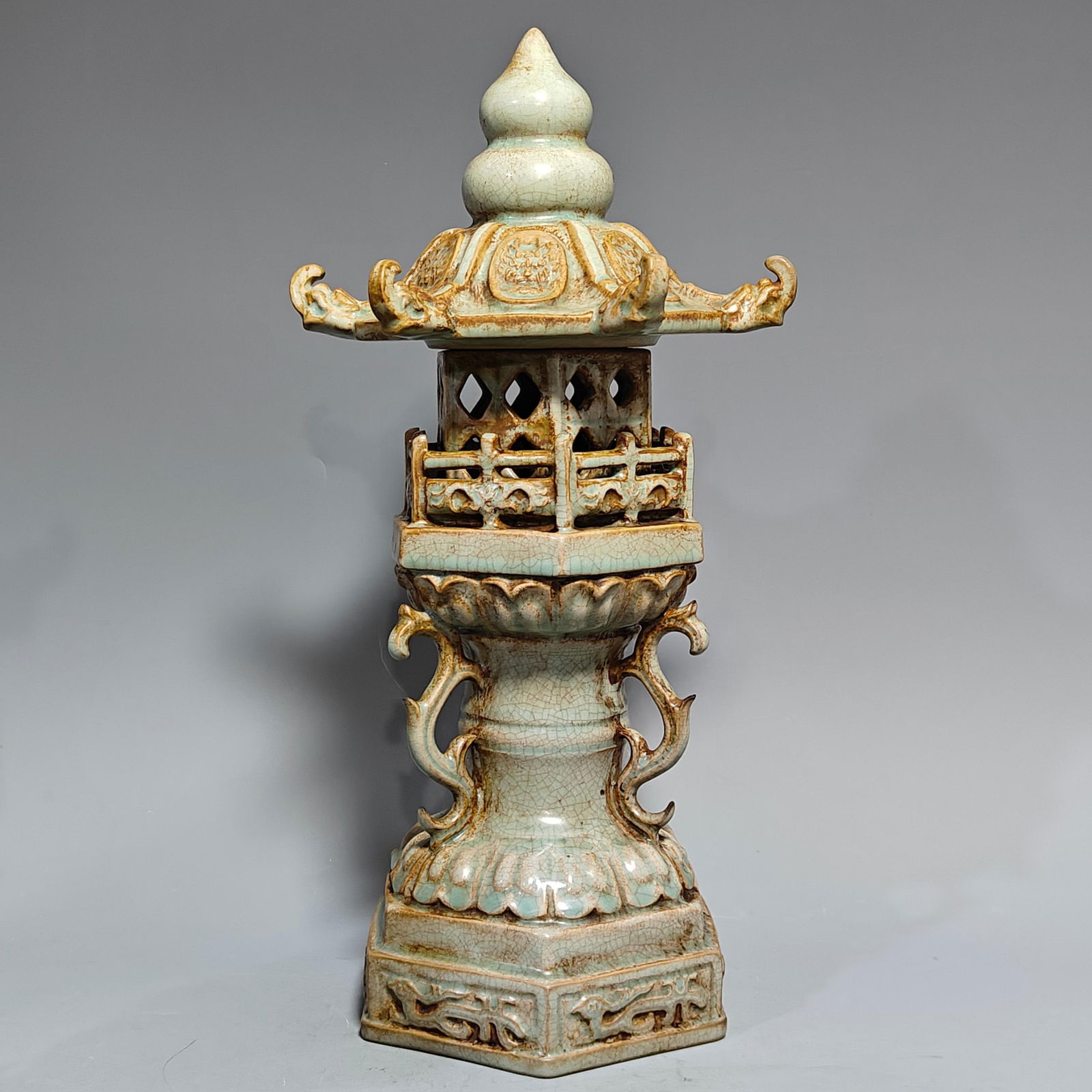 A Exquisite Ru yao Porcelain Incense Burner: A Exquisite Ru yao Porcelain Incense Burner,Song Dynasty, China,With Mark,Size:16.5inx7.9in 汝窑瓷熏炉,中国宋代,带款