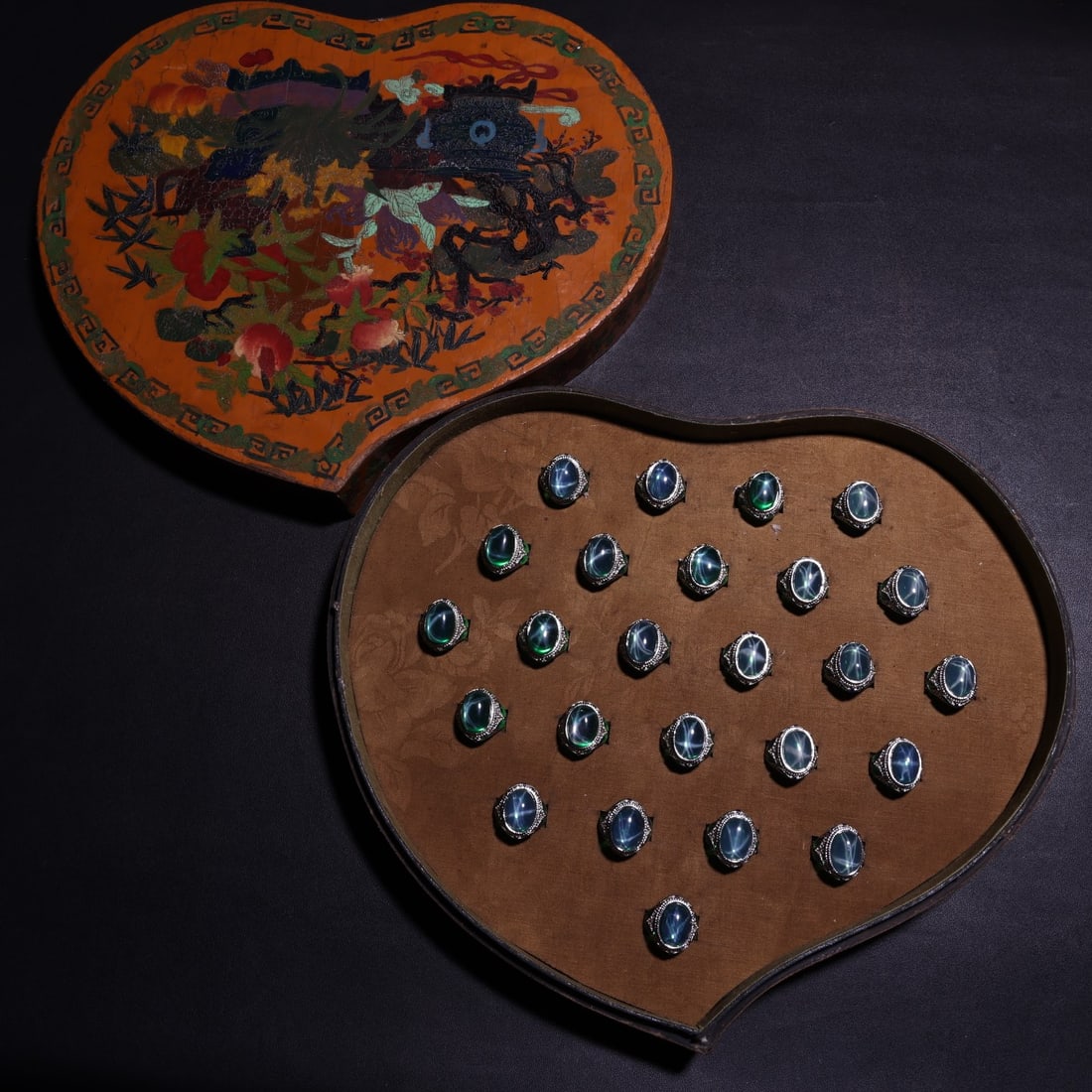 A Set of Exquisite Gilt Silver Inlaid Gems Ring: A Set of Exquisite Gilt Silver Inlaid Gems Ring,Qing Dynasty, China,Size:11inx7.5inx2.8in,Weight:No specific weight 