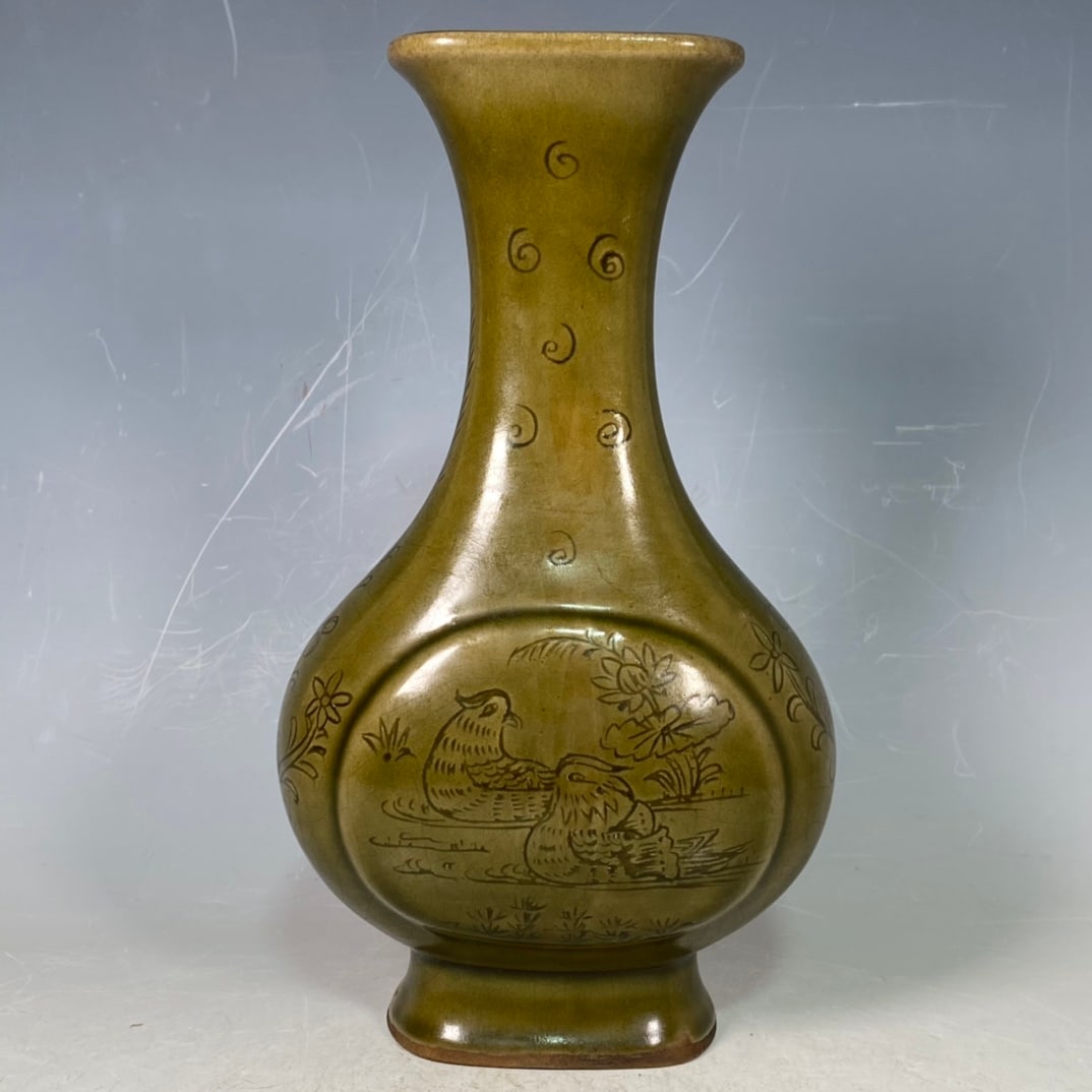 A Exquisite Yue yao Porcelain Vase (1 of 9)