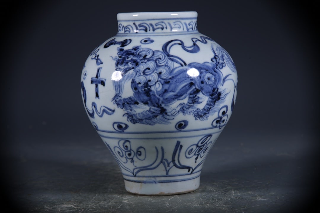 Blue and White Lion Pattern Jar: Blue and White Lion Pattern Jar,Ming Dynasty, China,Size:5.9inx2.1in 青花狮纹罐,中国明代