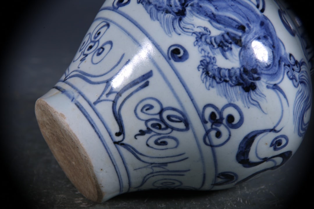 Blue and White Lion Pattern Jar - 5