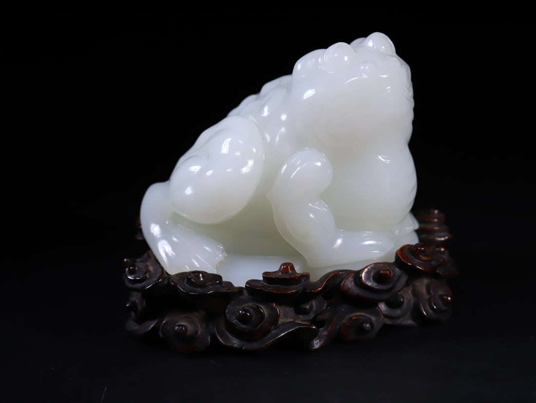A Exquisite Hotan Jade Golden Toad Ornament: A Exquisite Hotan Jade Golden Toad Ornament,Qing Dynasty, China,Size:3inx2.2inx2.5in,Weight:357.8g 和田玉金蟾摆件,中国清代