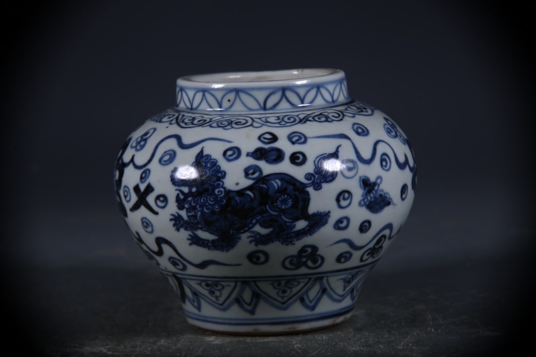 Blue and White Lion Pattern Jar: Blue and White Lion Pattern Jar,Ming Dynasty, China,Size:4.1inx2.5in 青花狮纹罐,中国明代