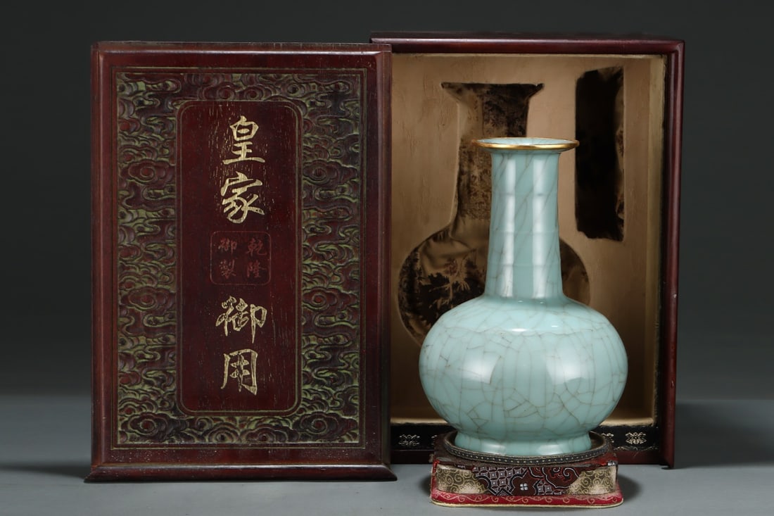 A Exquisite Guan yao Gold Wrapped ice Crackle Pattern Vase: A Exquisite Guan yao Gold Wrapped ice Crackle Pattern Vase,Song Dynasty, China,Size:9.4inx6.5in 官窑包金冰片纹瓶,中国宋代