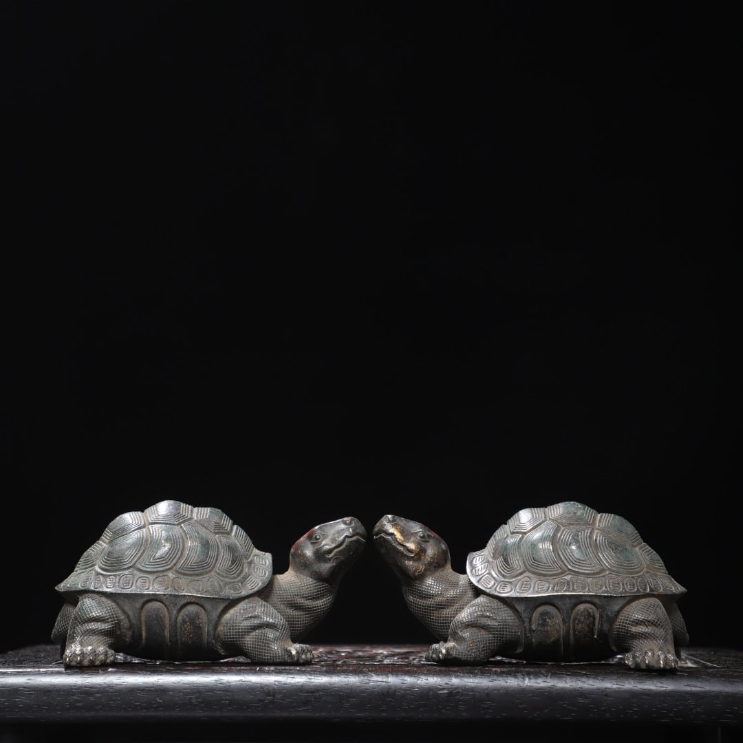 A pair of Exquisite Gold Overlaid Bronze Turtle Ornament: A pair of Exquisite Gold Overlaid Bronze Turtle Ornament,Qing Dynasty, China,Size:7x15x4.3in,Weight:2300g 