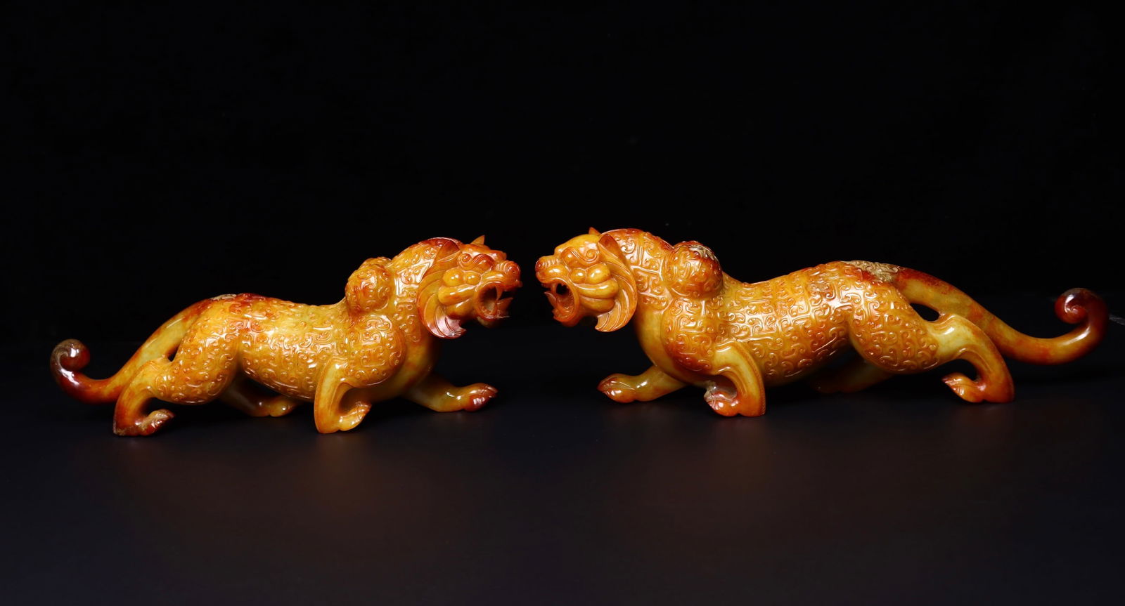 A pair of Exquisite Hetian Jade Tiger Ornament: A pair of Exquisite Hetian Jade Tiger Ornament,Han Dynasty, China,Size:10.8inx2.4inx3.7in,Weight:1241g 