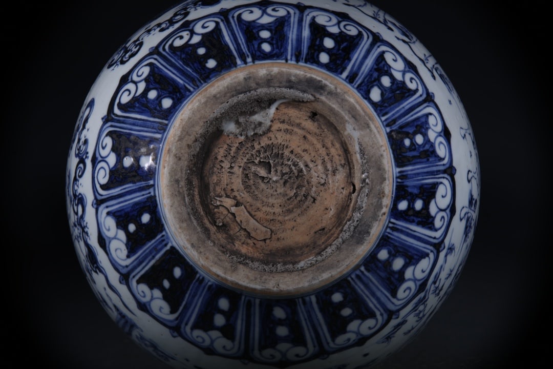 Blue and White Figures Pattern Vase - 9