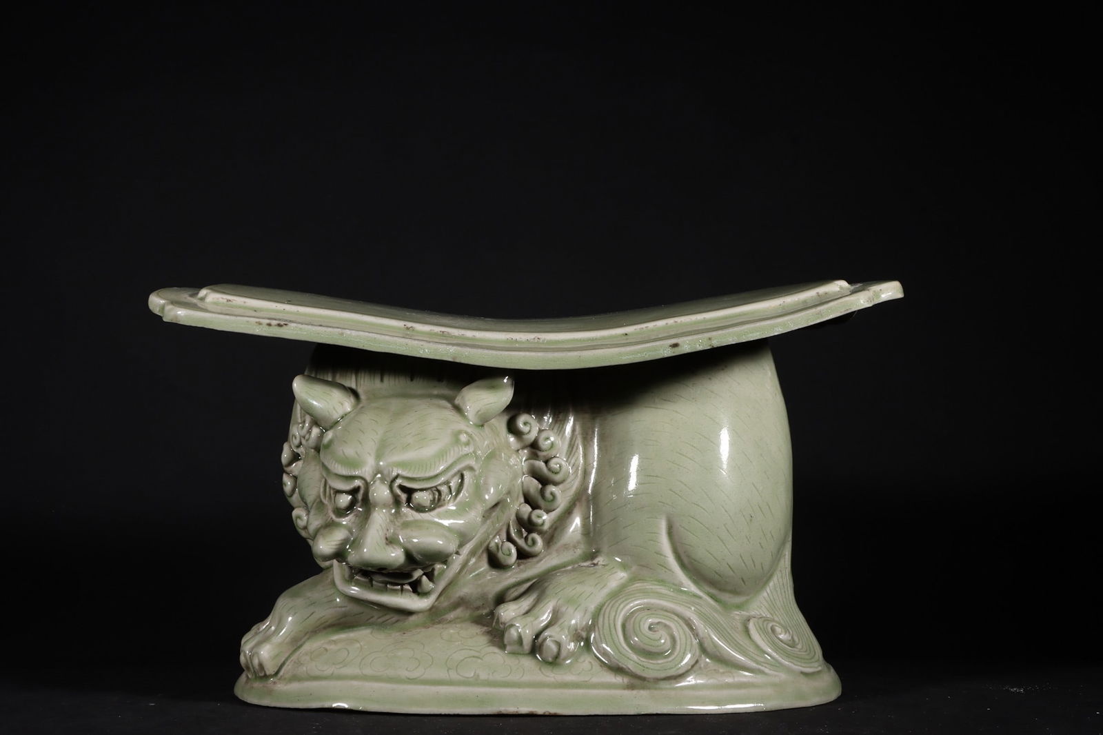 A Exquisite Yue Kiln Celadon Lion-Shaped Porcelain Pillow: A Exquisite Yue Kiln Celadon Lion-Shaped Porcelain Pillow,Five Dynasties Period, China,Size:5.2inx8.7inx5.1in 越窑青瓷狮型枕,五代