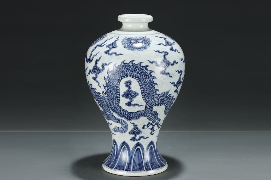 A Exquisite Blue and White Dragon Pattern Vase - 2