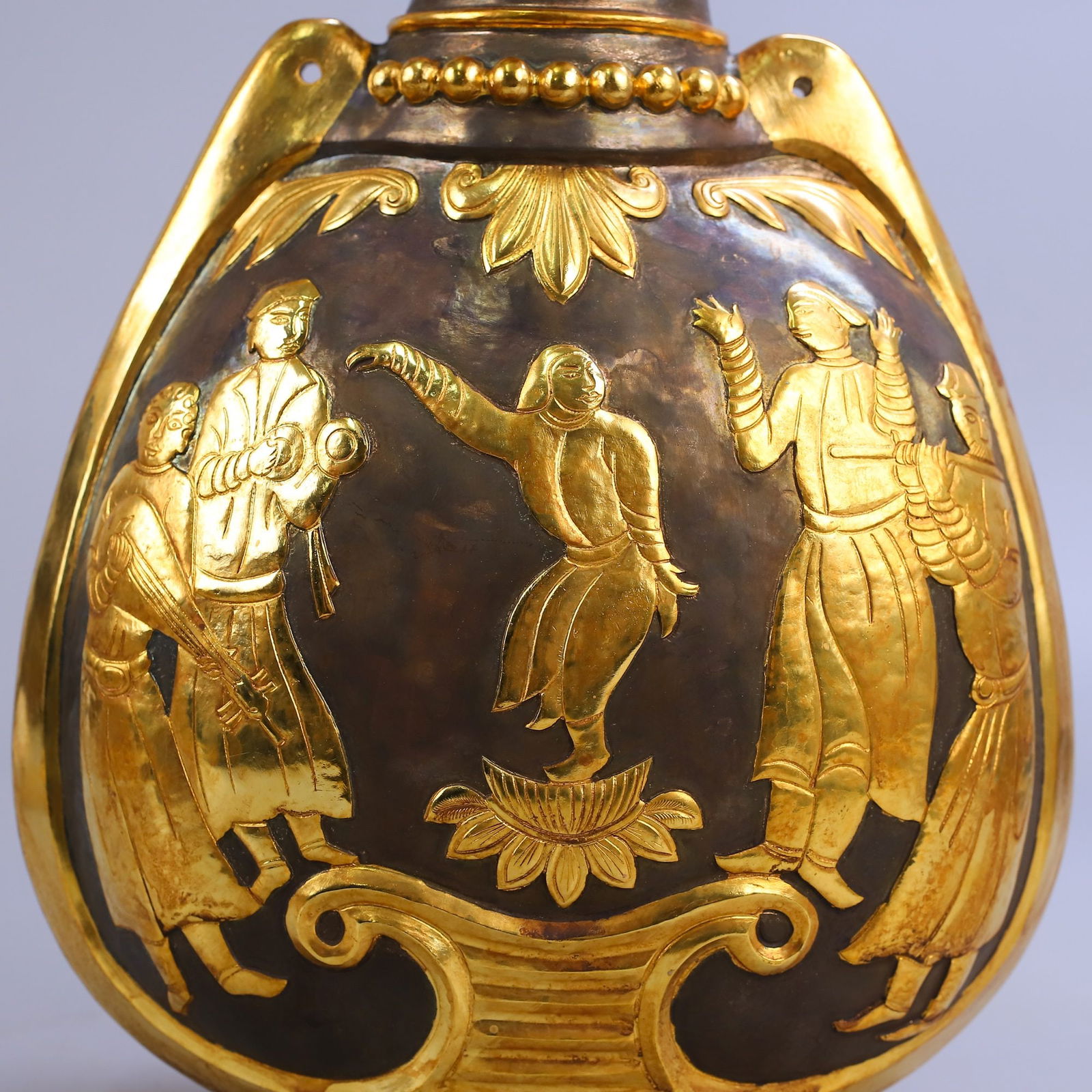 A Exquisite Bronze Gilt Human Pattern Vase - 10