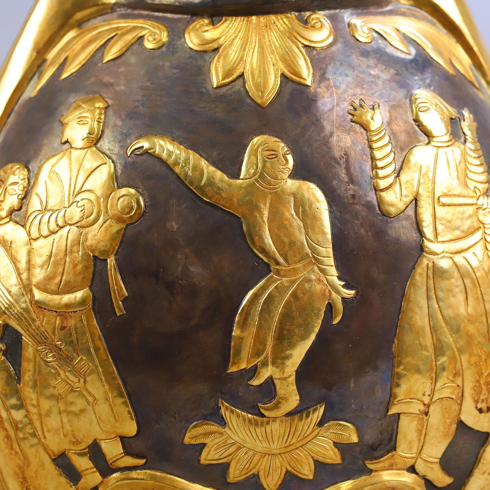 A Exquisite Bronze Gilt Human Pattern Vase - 8