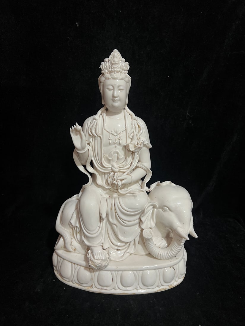 A Exquisite Blan De Chine Guanyin Ornament: A Exquisite Blan De Chine Guanyin Ornament,Ming Dynasty, China,With Mark,Size:16.1in 德化瓷观音摆件,中国明代,带款