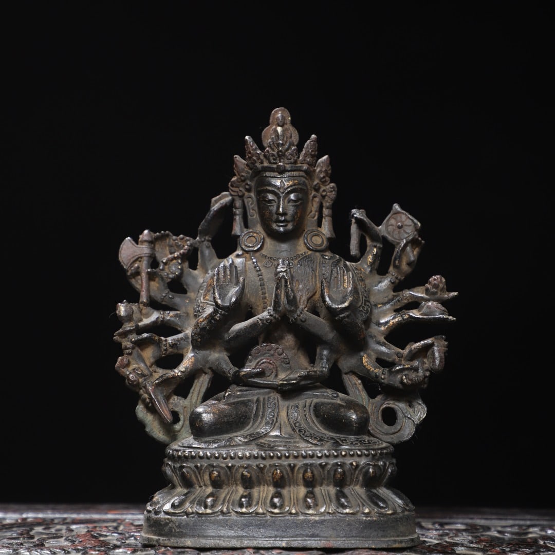 A Exquisite Gold Overlaid Bronze Statue of Avalokitesvara Ornament: A Exquisite Gold Overlaid Bronze Statue of Avalokitesvara Ornament,Qing Dynasty, China,Size:18x14x3.5in,Weight:930g 