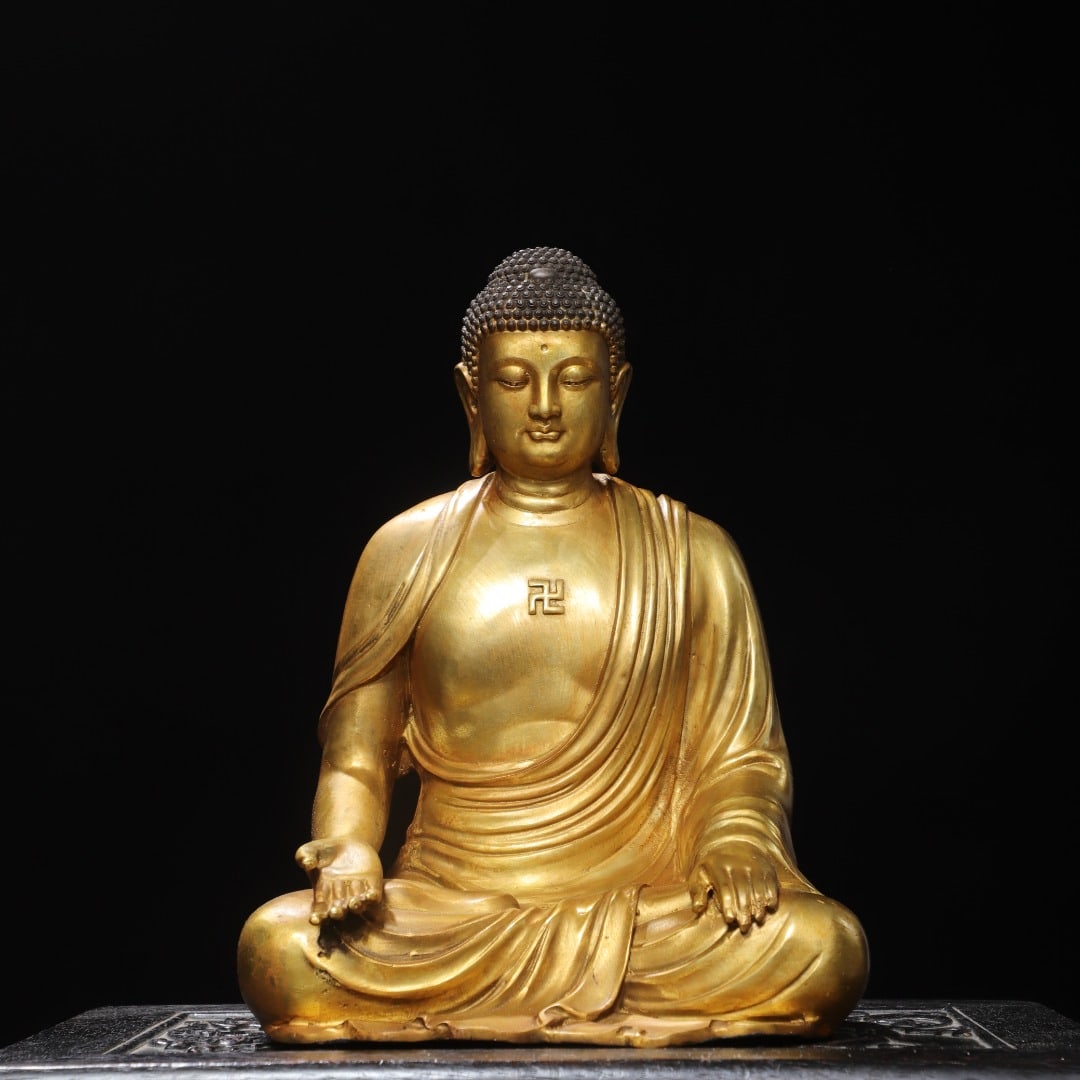 A Exquisite Gilt Bronze Buddha Statue Ornament: A Exquisite Gilt Bronze Buddha Statue Ornament,Qing Dynasty, China,Size:32x22x7.1in,Weight:4130g 铜鎏金佛像摆件,中国清代