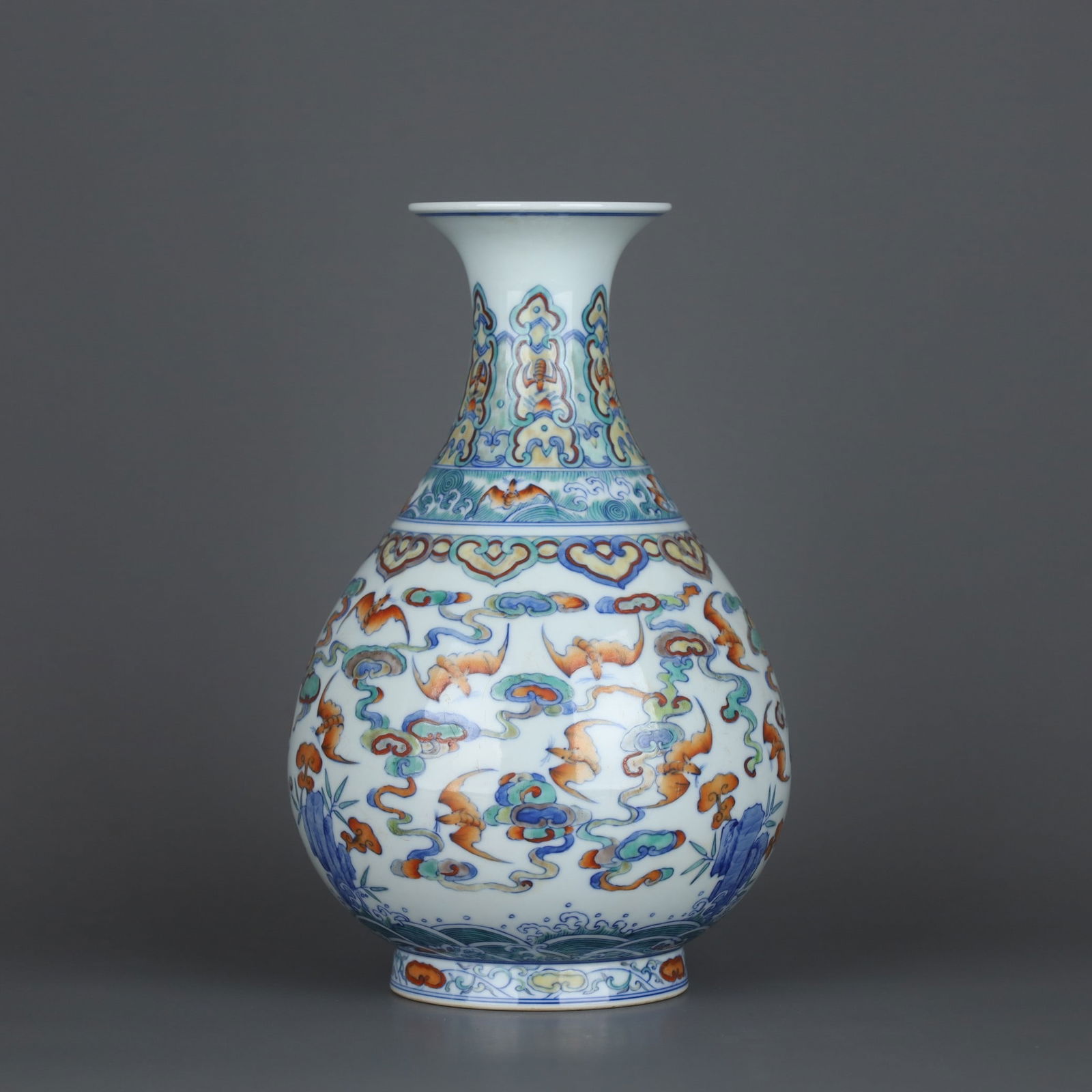 A Exquisite Doucai Auspicious Cloud Bats Pattern Vase (1 of 9)