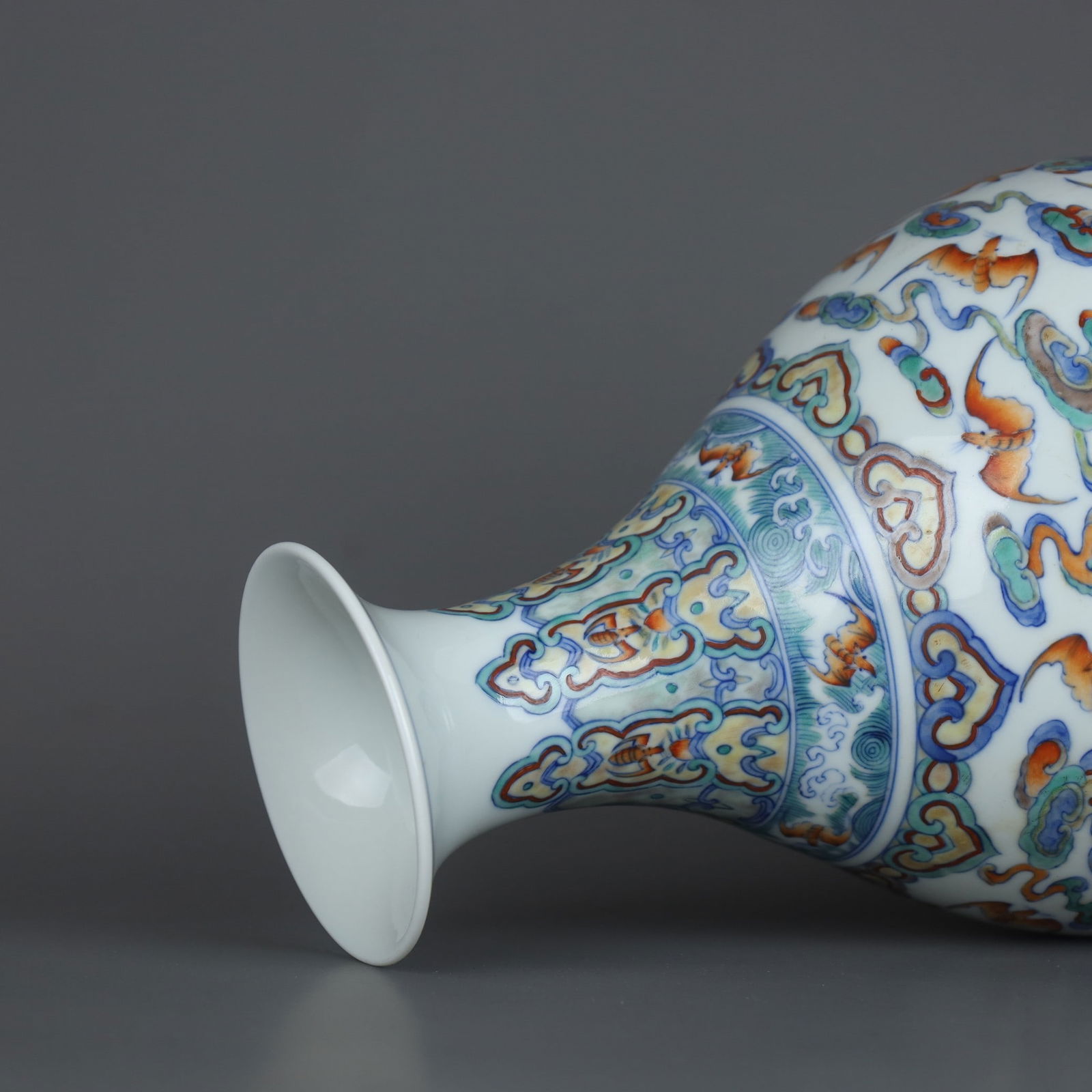 A Exquisite Doucai Auspicious Cloud Bats Pattern Vase - 4