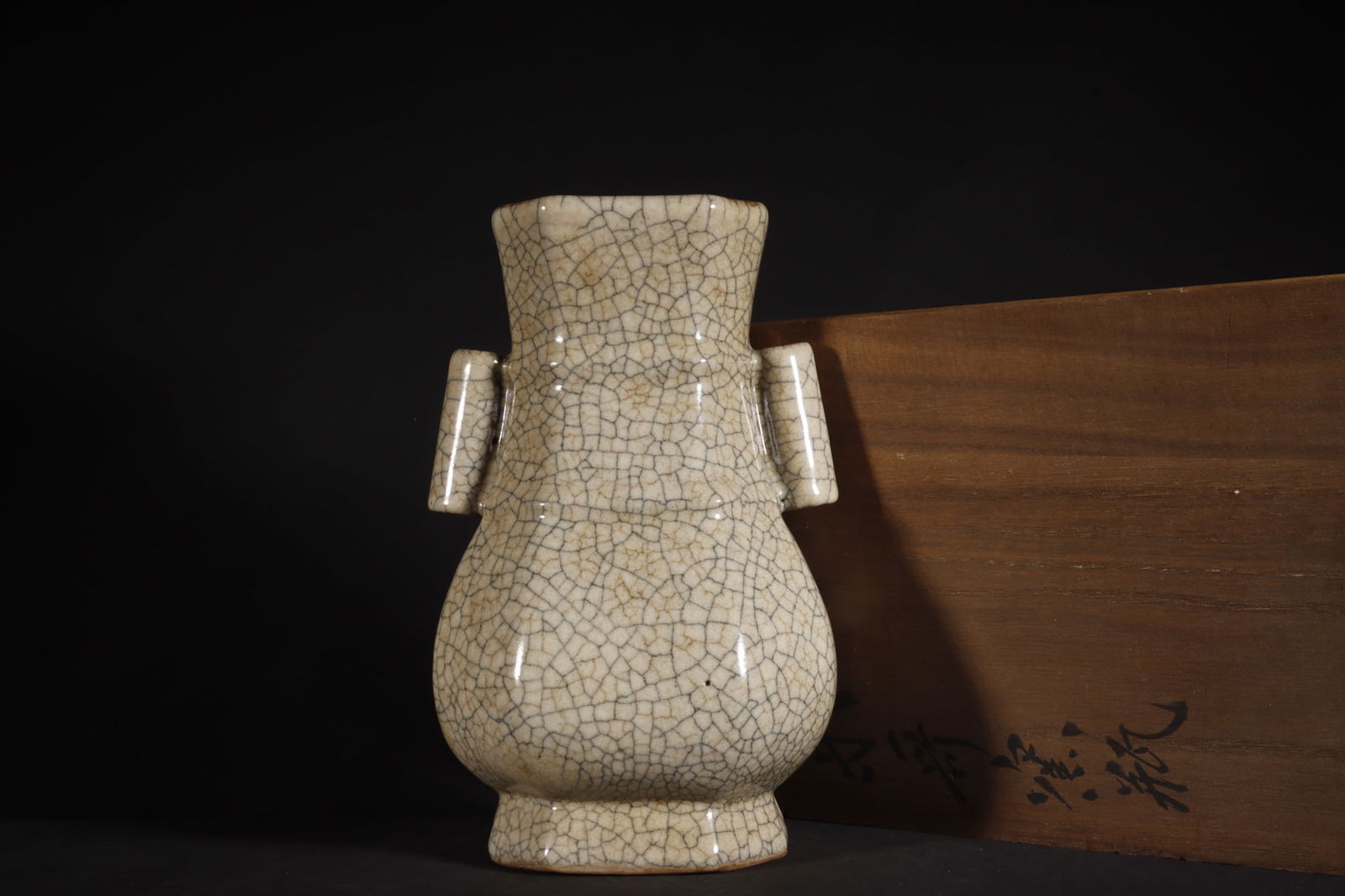 A Exquisite Ge Kiln Beige Glazed Ice Crackle Pattern Vase: A Exquisite Ge Kiln Beige Glazed Ice Crackle Pattern Vase,Song Dynasty, China,Size:8.5inx5.1in 