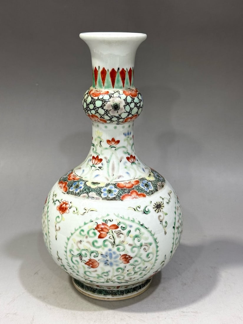 A Exquisite Wucai Flower Pattern Vase (1 of 9)