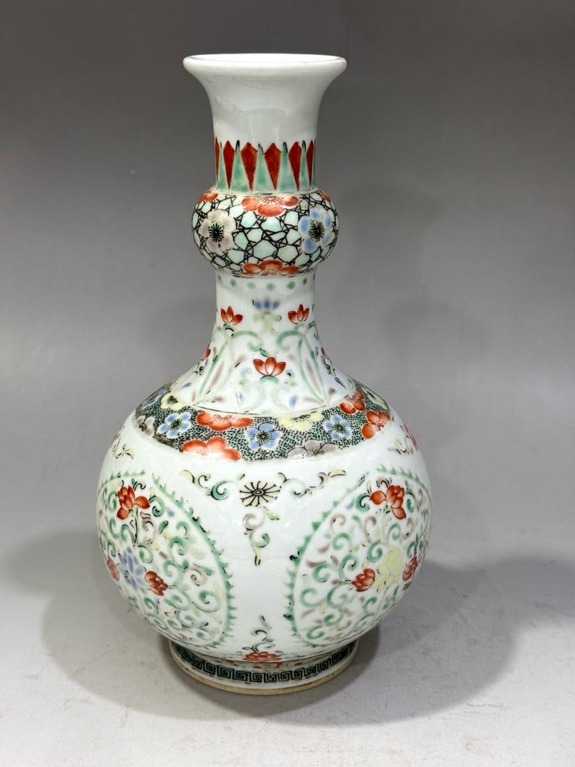 A Exquisite Wucai Flower Pattern Vase - 2