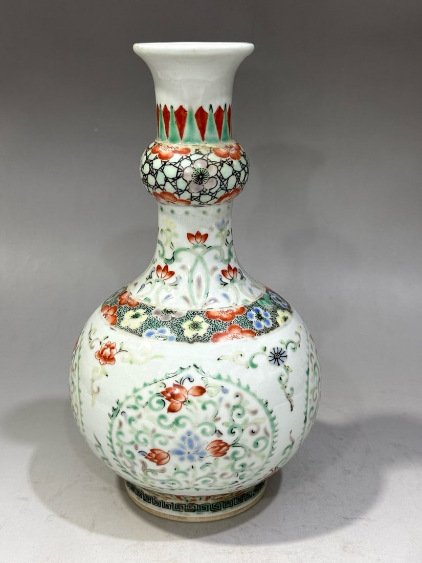 A Exquisite Wucai Flower Pattern Vase - 3