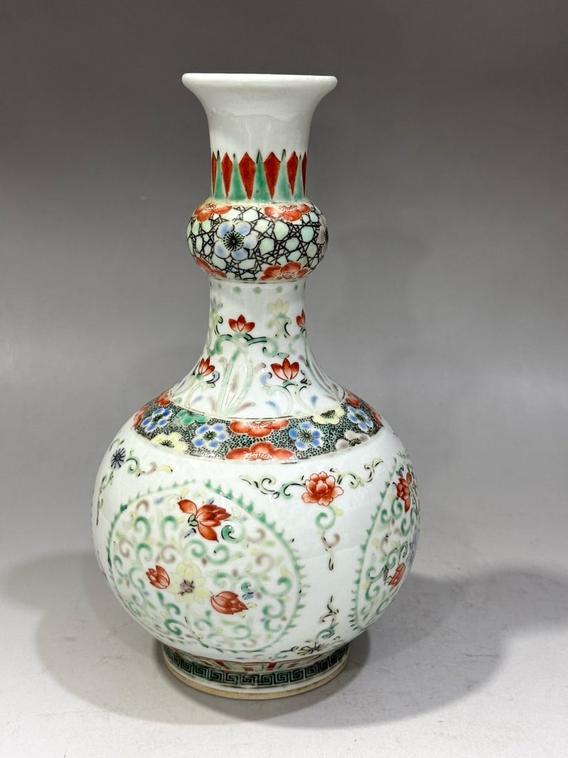 A Exquisite Wucai Flower Pattern Vase - 4
