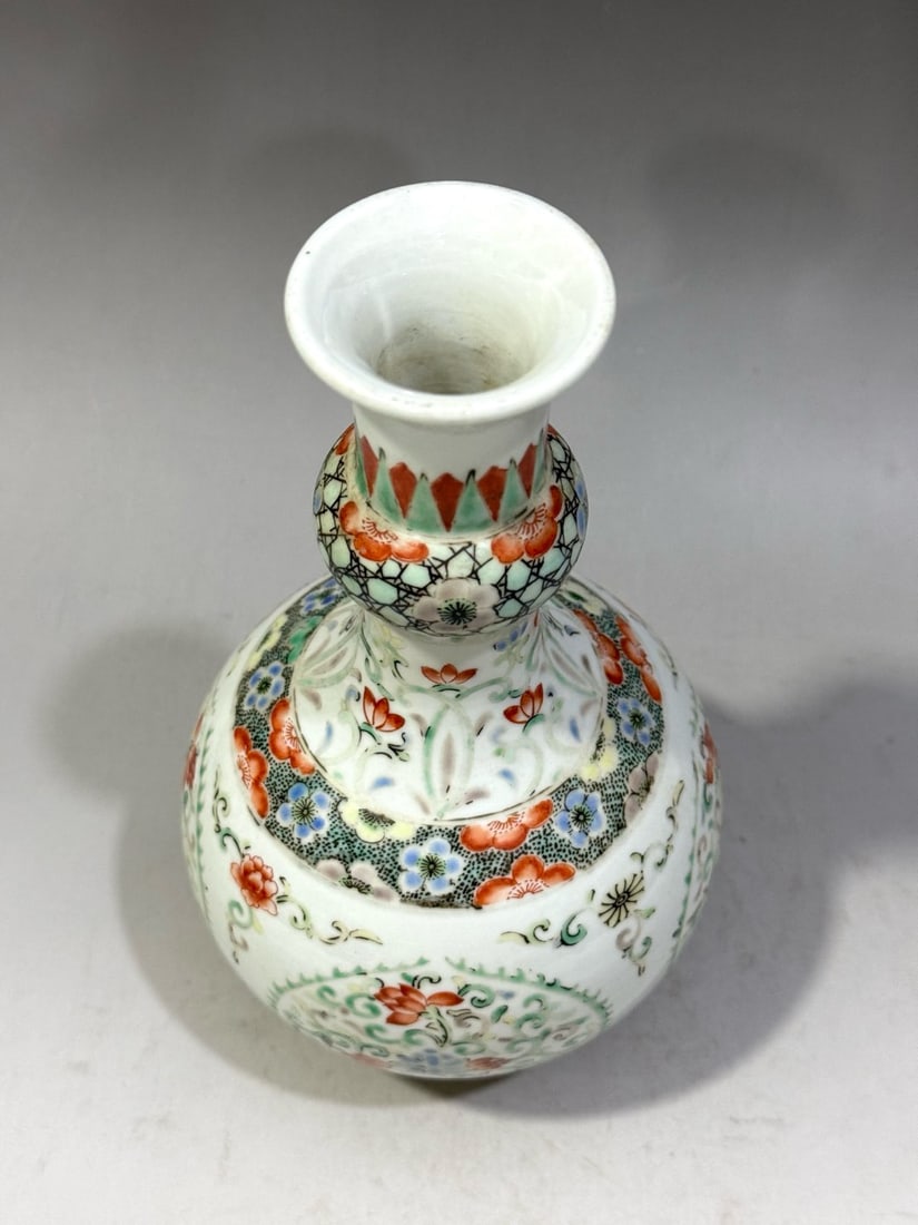 A Exquisite Wucai Flower Pattern Vase - 5