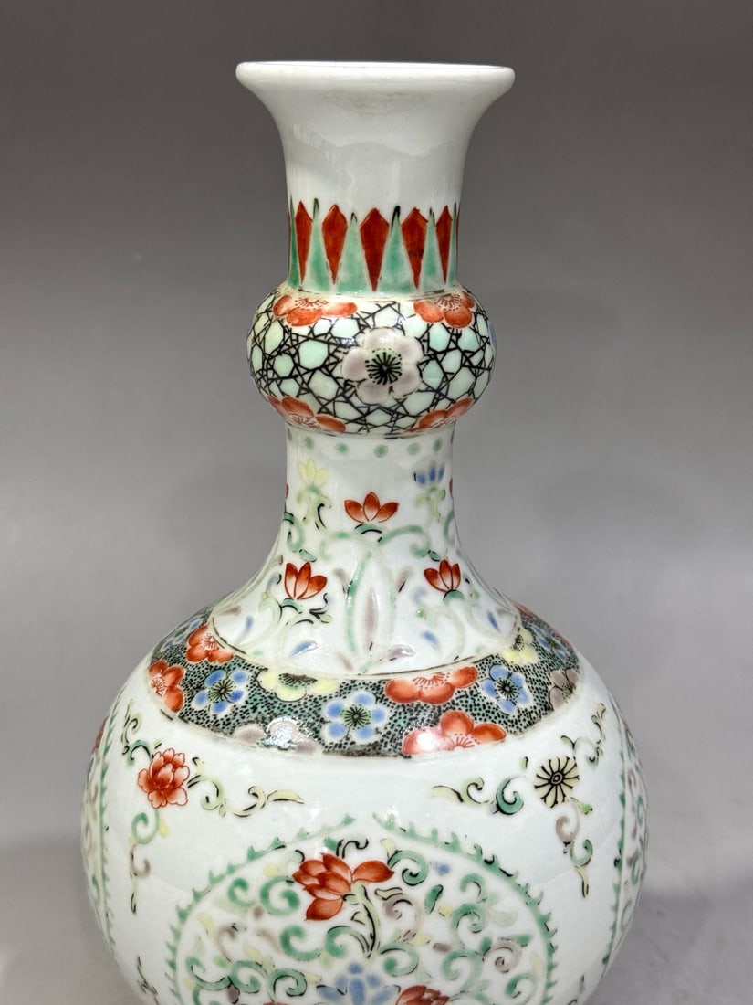 A Exquisite Wucai Flower Pattern Vase - 6