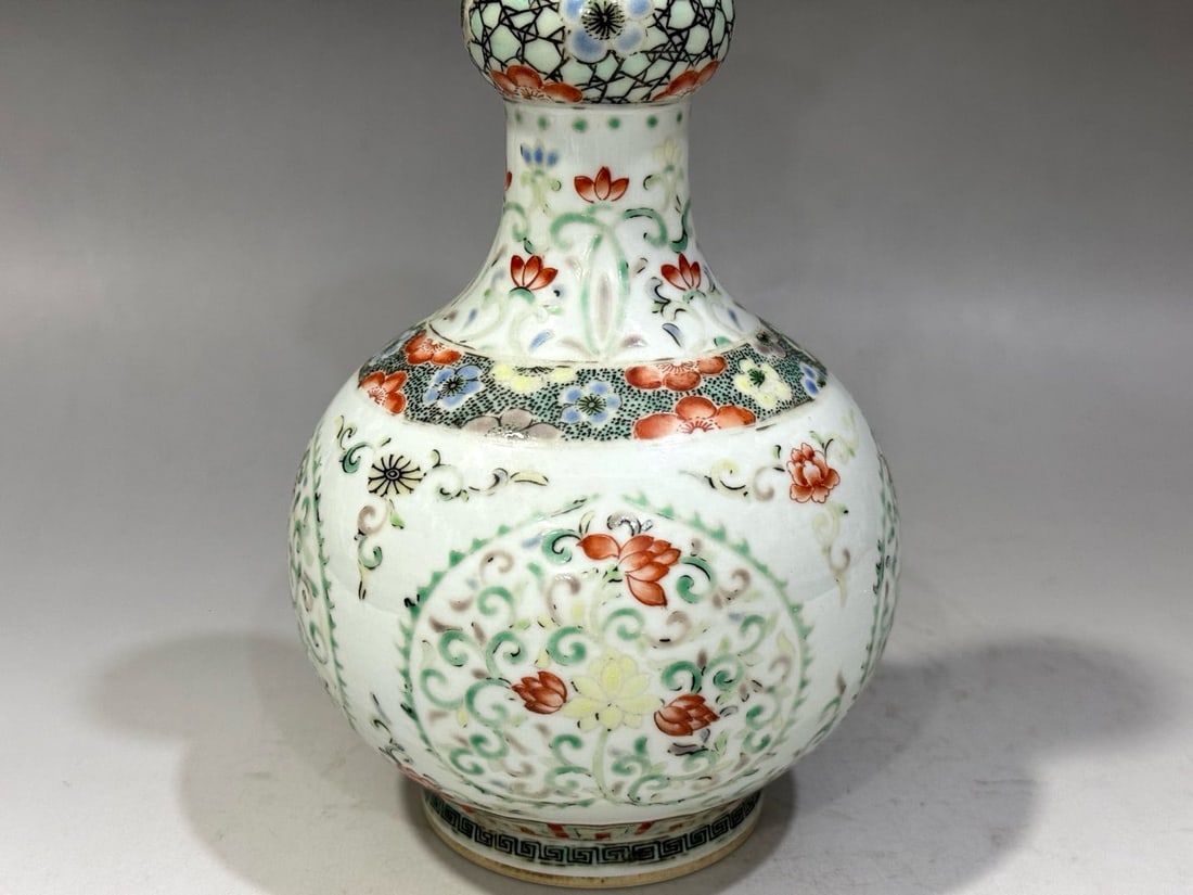 A Exquisite Wucai Flower Pattern Vase - 7