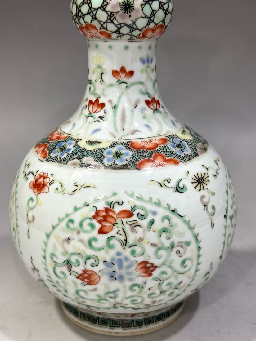 A Exquisite Wucai Flower Pattern Vase - 8