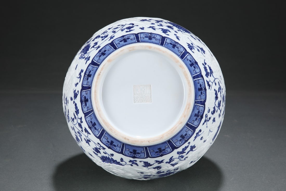 A Exquisite Blue and White Lotus Pattern Dragon Pattern Vase - 5