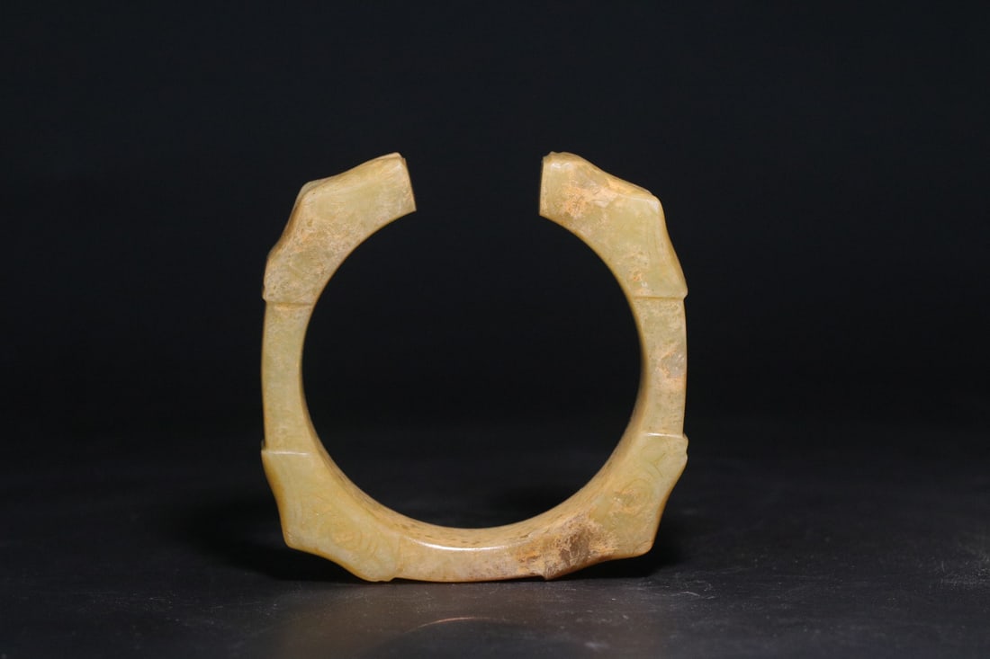 A Exquisite Gaogu Jade Bracelets: A Exquisite Gaogu Jade Bracelets,Ancient Time, China,Size:2.1inx2.8inx0.4in,Weight:45.6g 高古玉手镯,远古时期