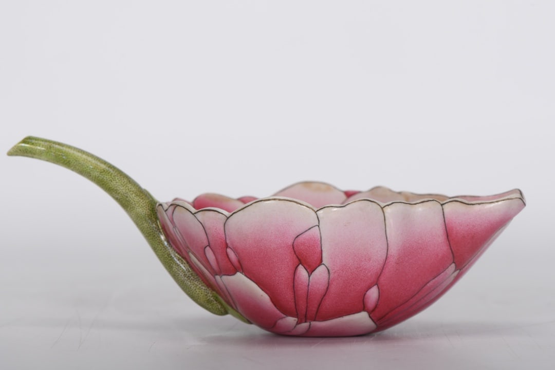 A Exquisite Famille-Rose Lotus-Shaped Cup: A Exquisite Famille-Rose Lotus-Shaped Cup,Qing Dynasty, China,With Mark,Size:2.9inx7.7inx4.4in 