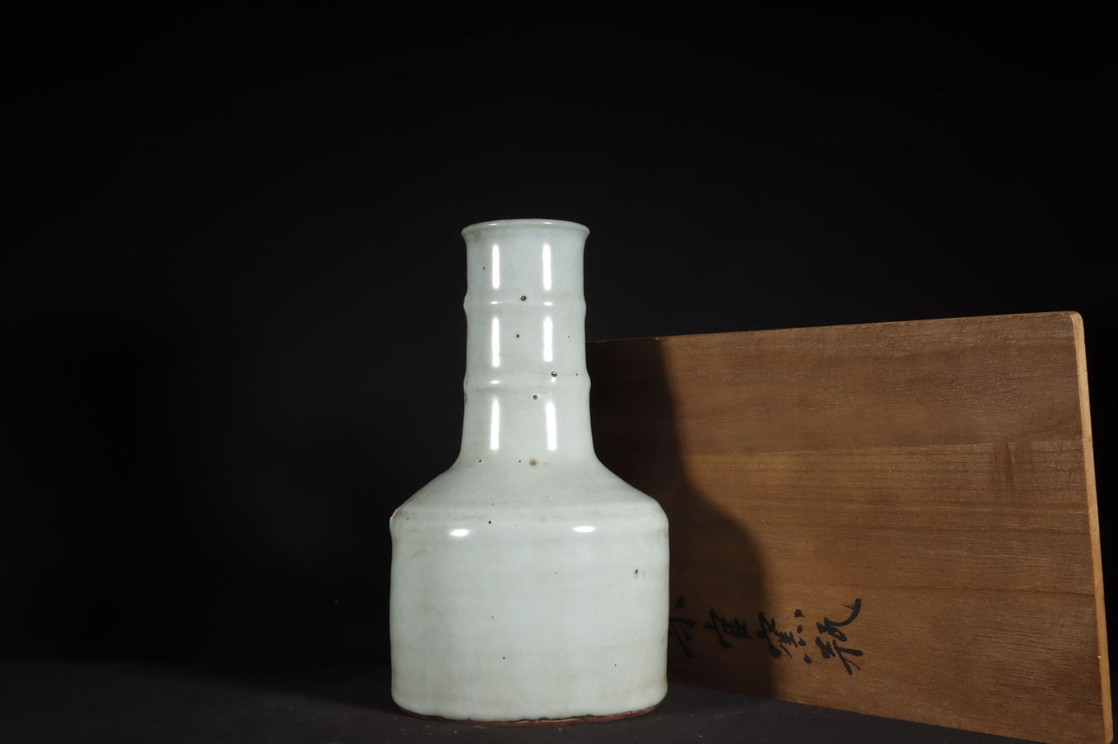 A Exquisite Guan Kiln Celadon Glazed Vase (1 of 9)
