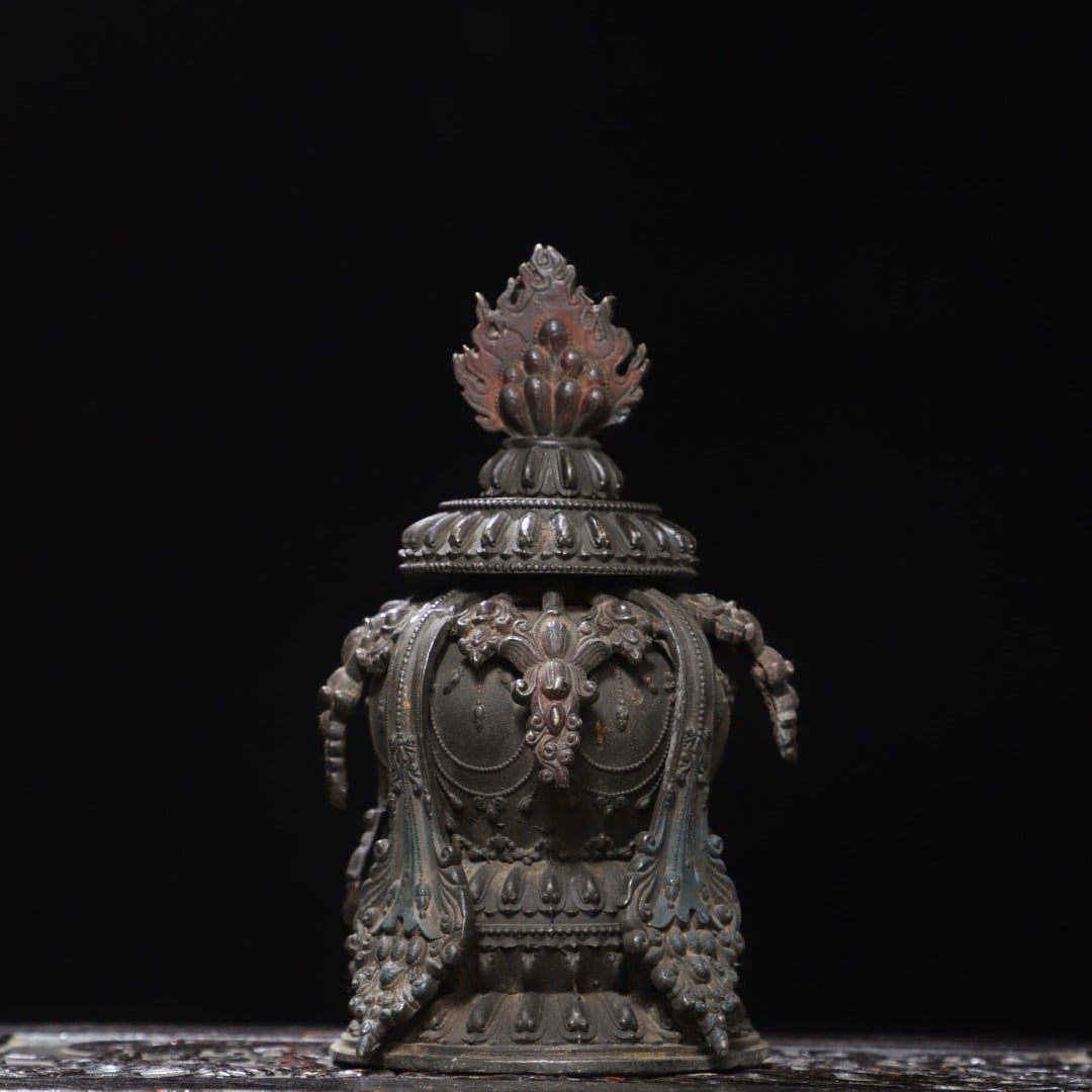 A Exquisite Gilded Bronze Vase Ornament (1 of 9)