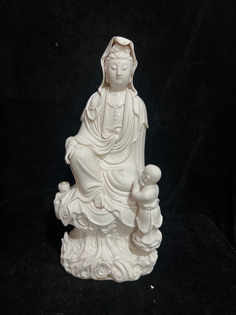 A Exquisite Blan De Chine Guanyin Ornament: A Exquisite Blan De Chine Guanyin Ornament,Ming Dynasty, China,With Mark,Size:17.3in 德化瓷观音摆件,中国明代,带款